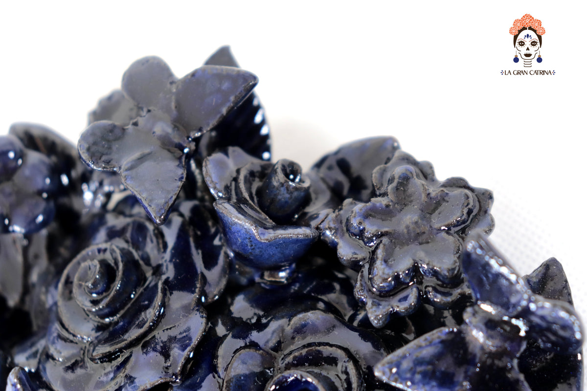 Cráneo Barro Vidriado Azul con Flores y Trenza - 19.5 cm. 7.6 in.