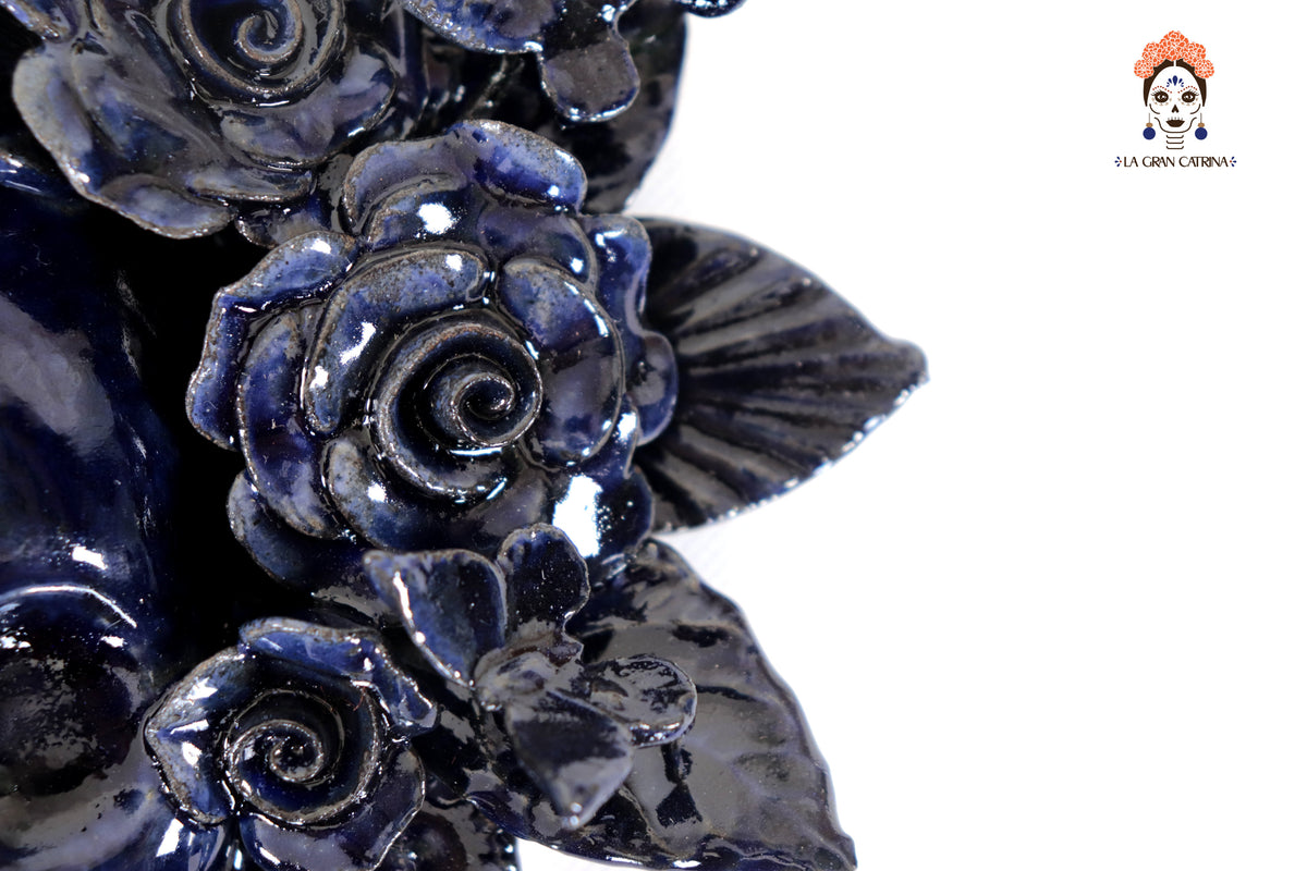 Cráneo Barro Vidriado Azul con Flores y Trenza - 19.5 cm. 7.6 in.