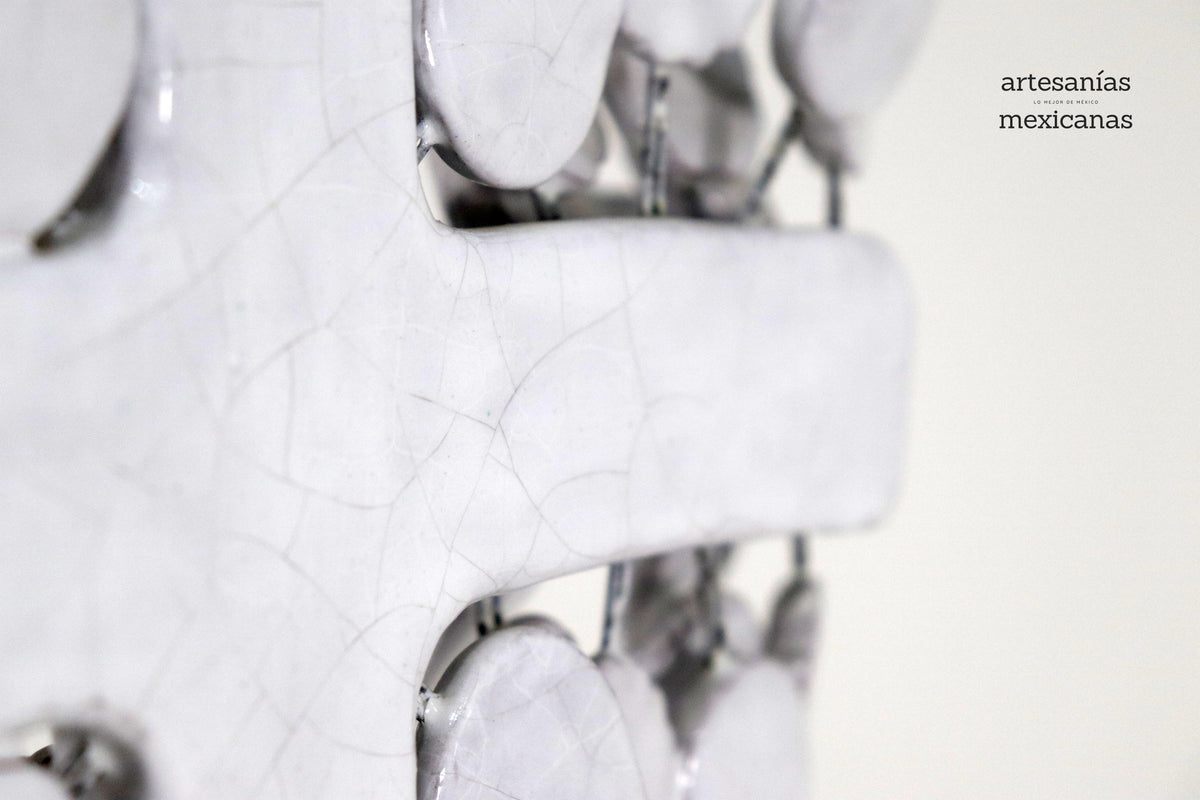 Cruz blanca vidriada de 43 cm.