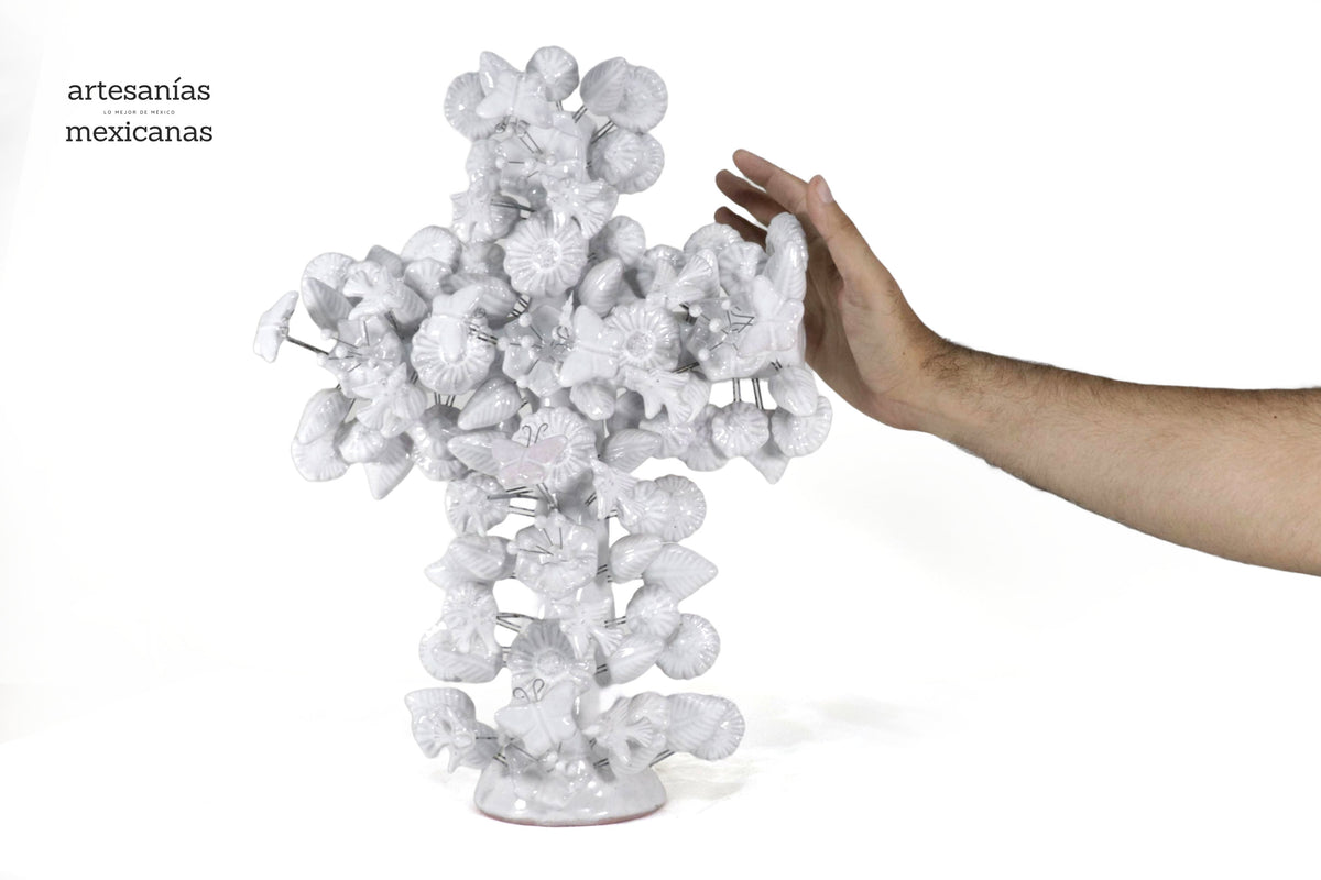 Cruz blanca vidriada de 43 cm.