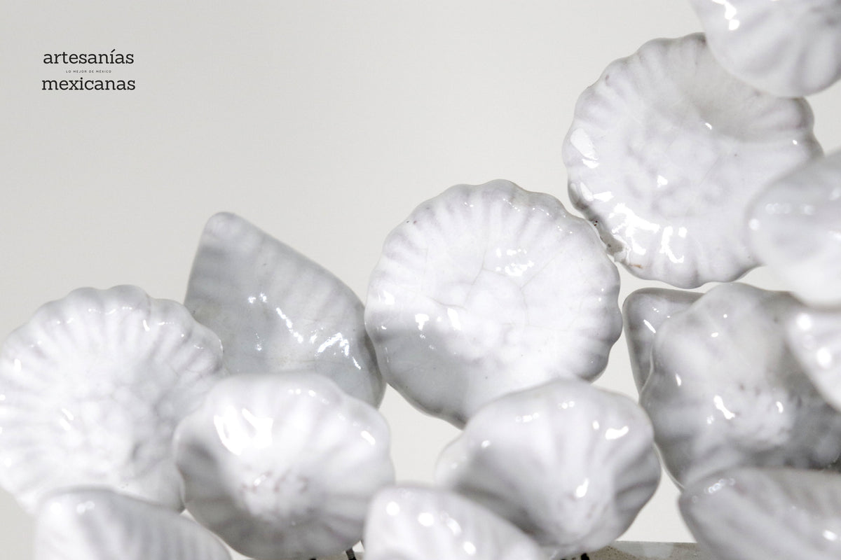 Cruz blanca vidriada de 43 cm.