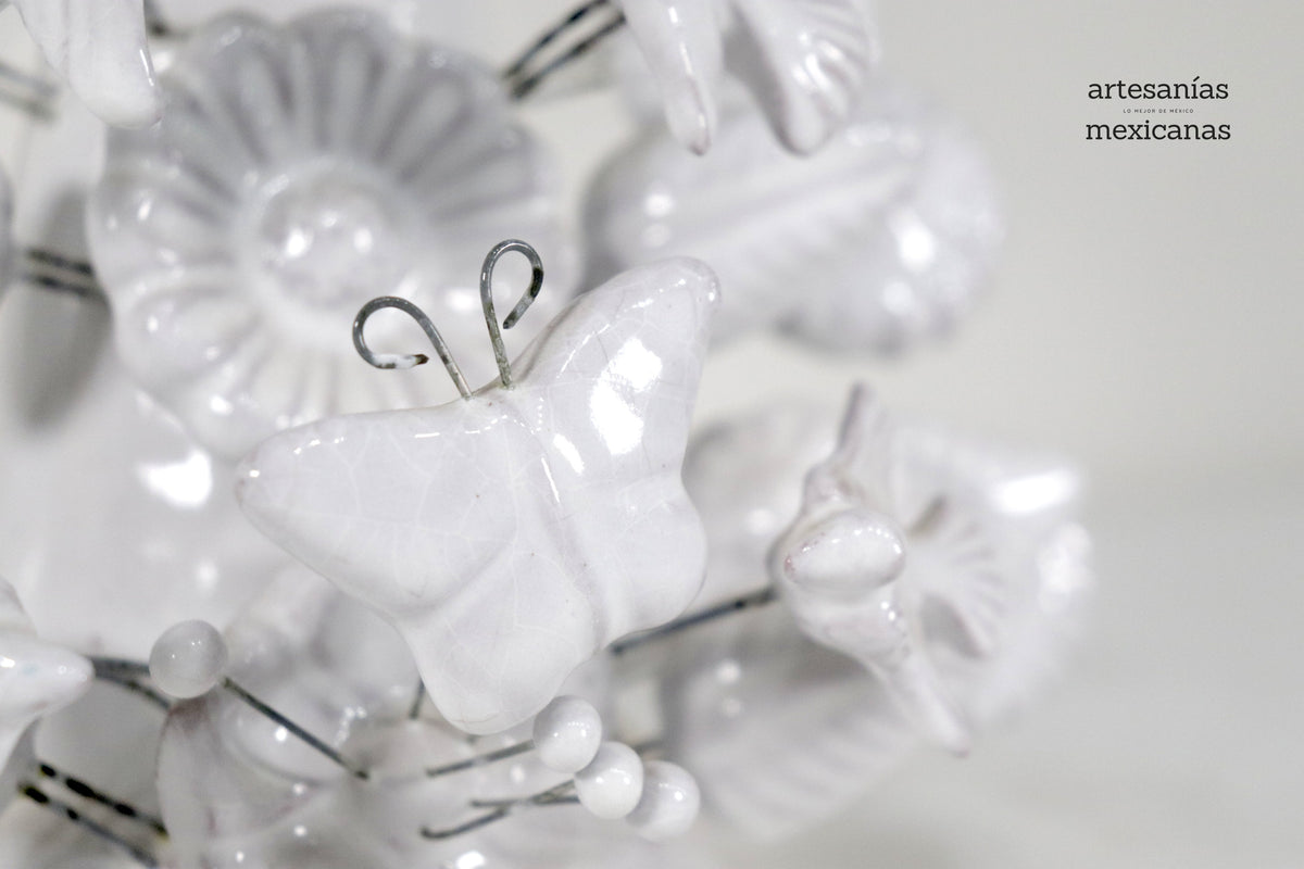 Cruz blanca vidriada de 43 cm.