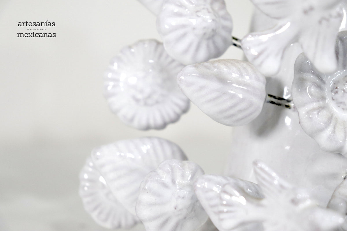 Cruz blanca vidriada de 43 cm.