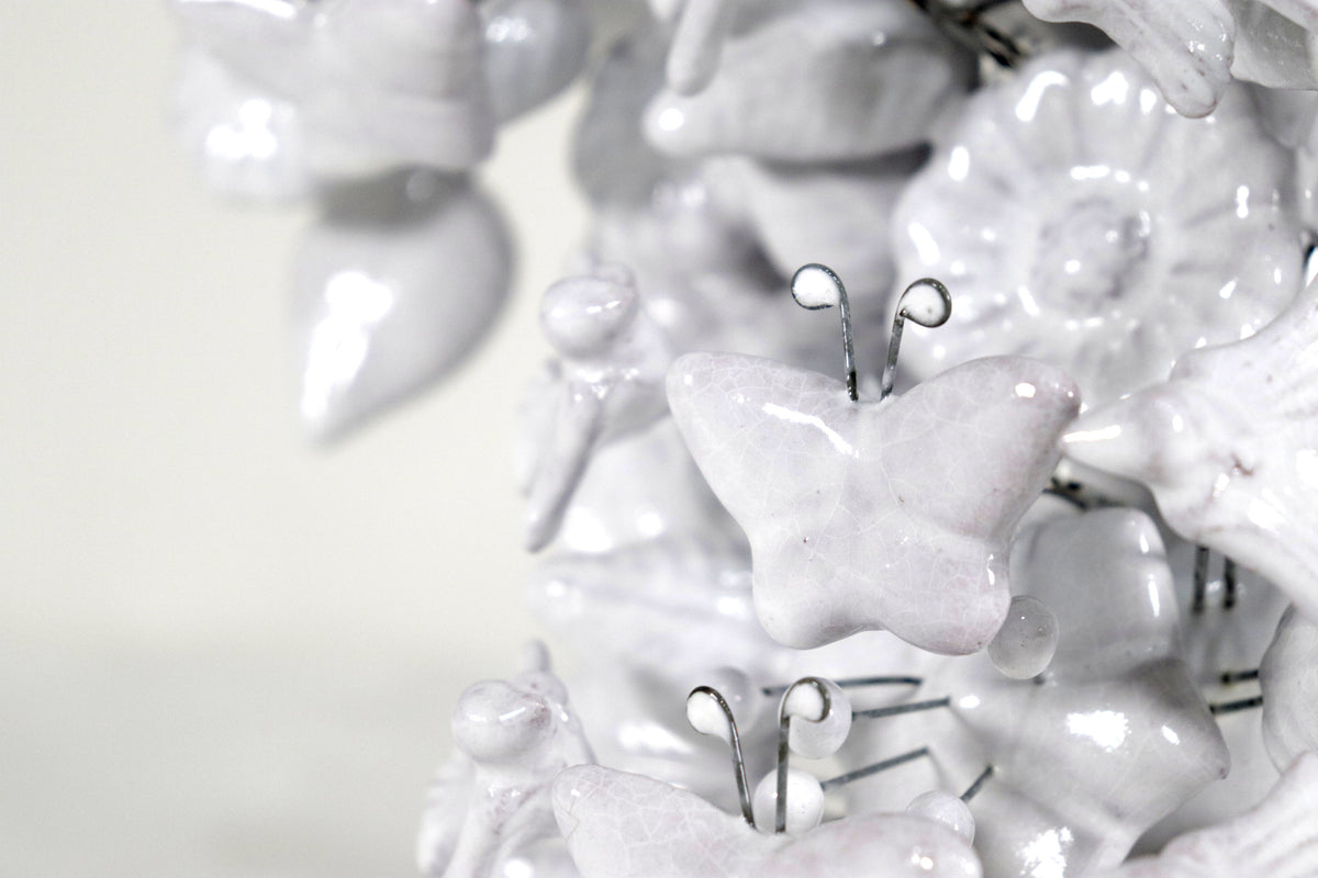 Cruz blanca vidriada de 32.5 cm.