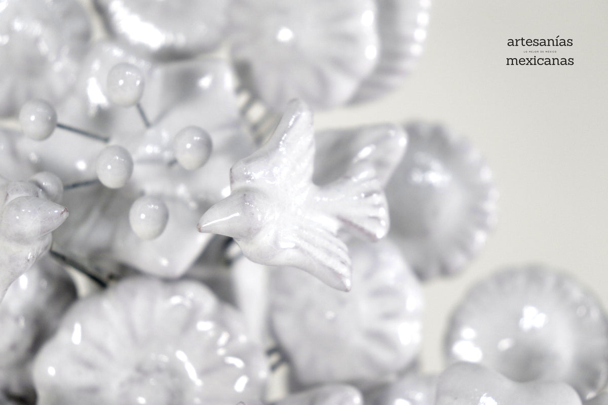 Cruz blanca vidriada de 32.5 cm.