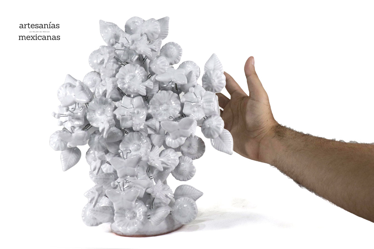 Cruz blanca vidriada de 32.5 cm.