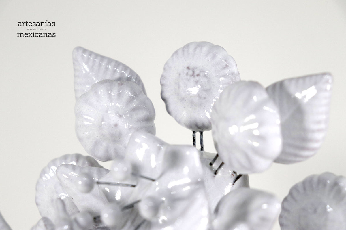 Cruz blanca vidriada de 32.5 cm.