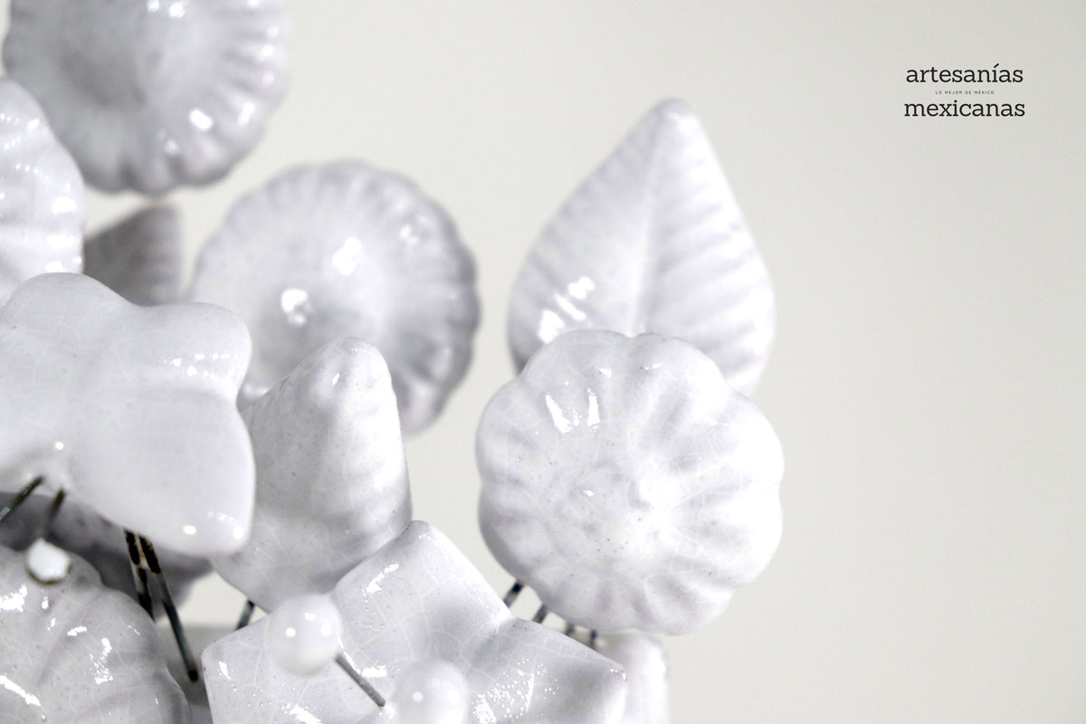 Cruz blanca vidriada de 32.5 cm.