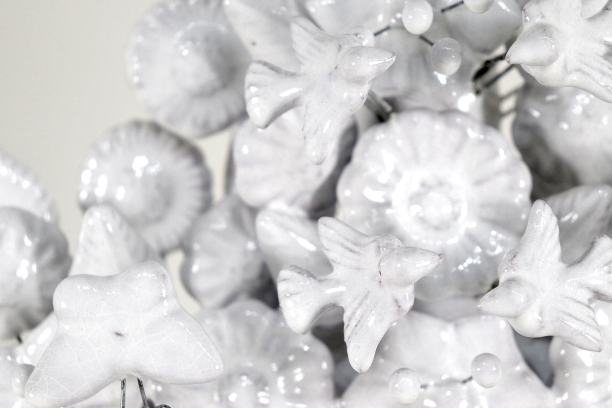 Cruz blanca vidriada de 32.5 cm.