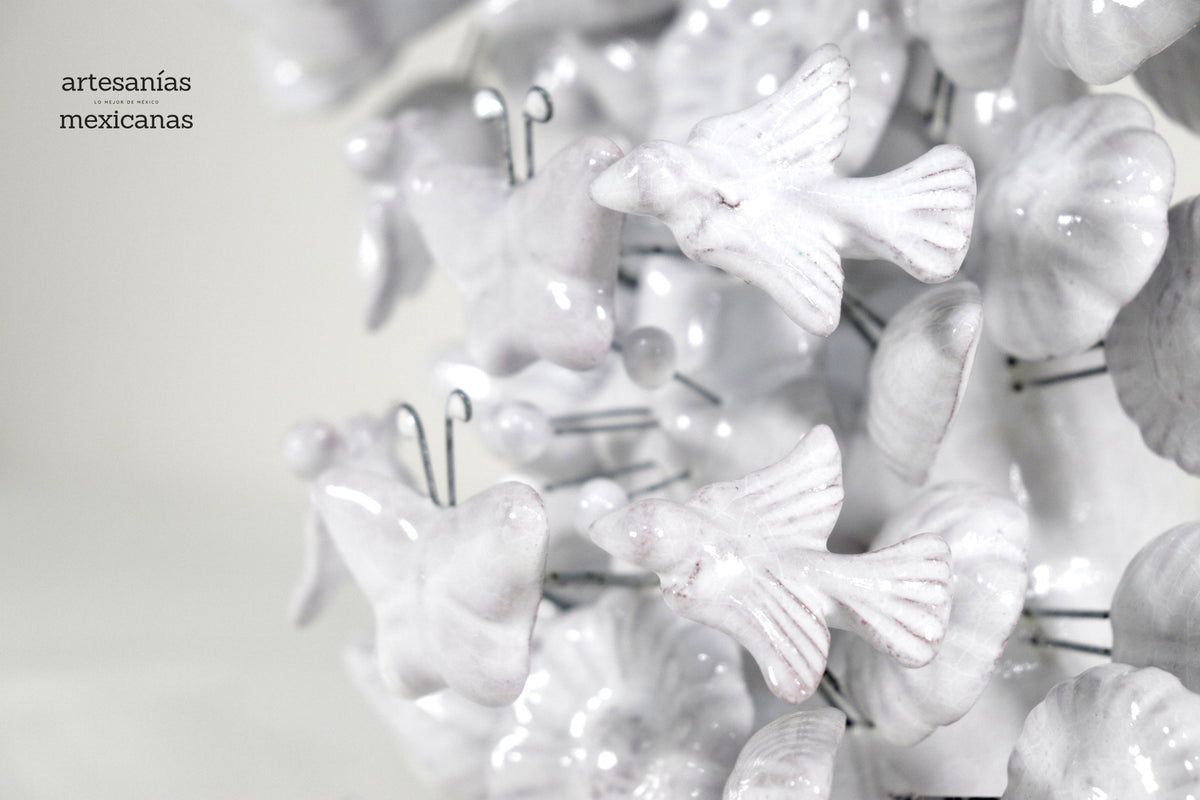 Cruz blanca vidriada de 32.5 cm.