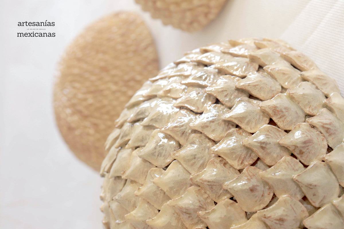 Esferas vidriadas beige de pared