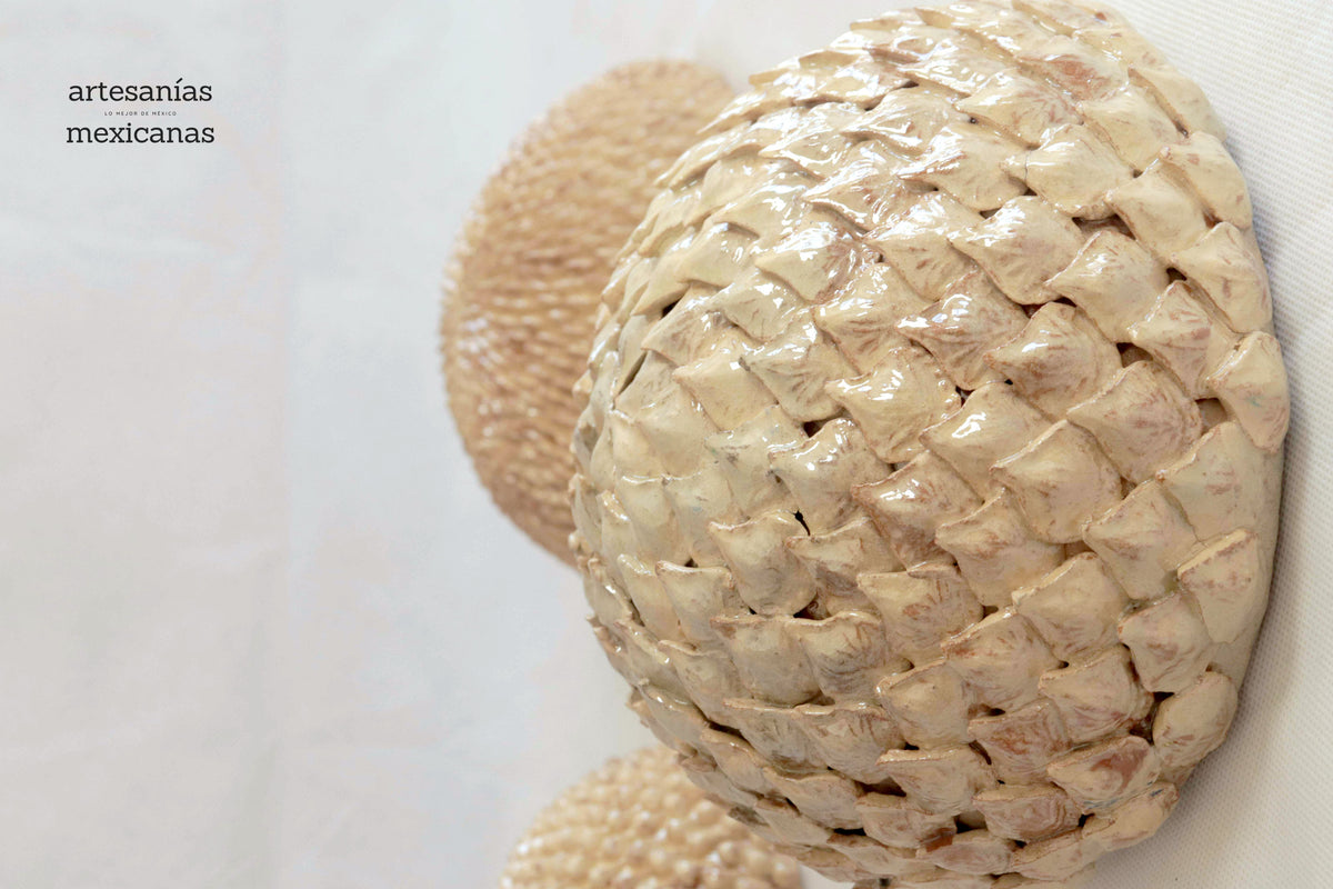 Esferas vidriadas beige de pared