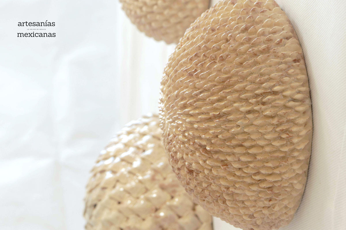 Esferas vidriadas beige de pared