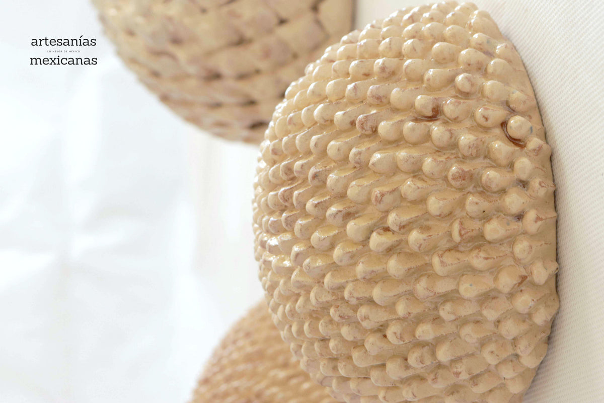 Esferas vidriadas beige de pared