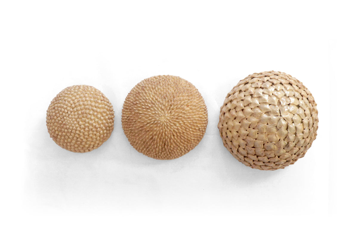 Esferas vidriadas beige de pared