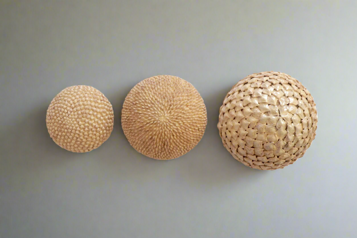 Esferas vidriadas beige de pared