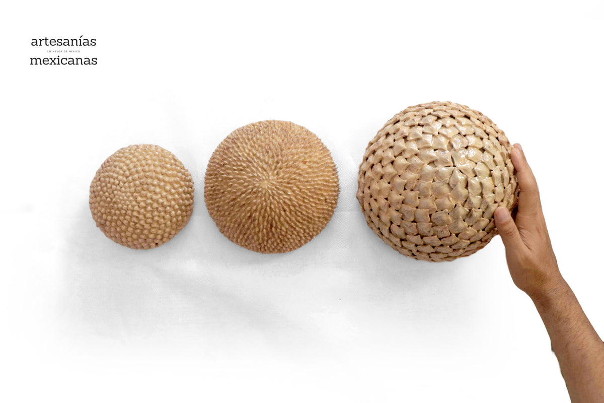 Esferas vidriadas beige de pared