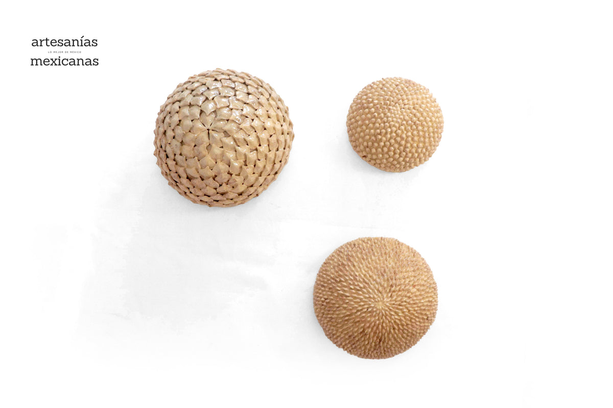 Esferas vidriadas beige de pared