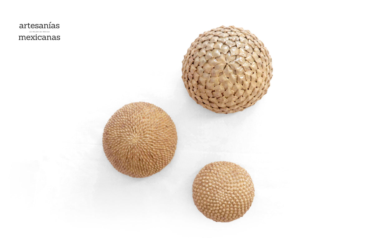 Esferas vidriadas beige de pared