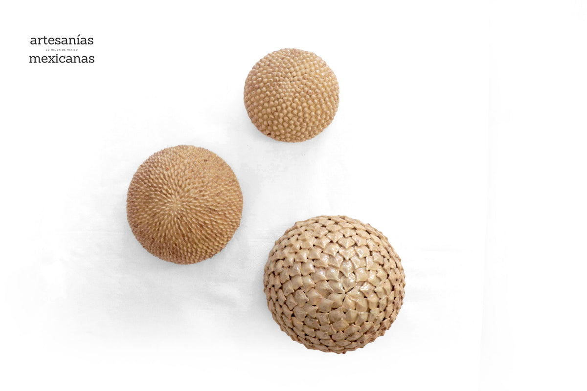 Esferas vidriadas beige de pared