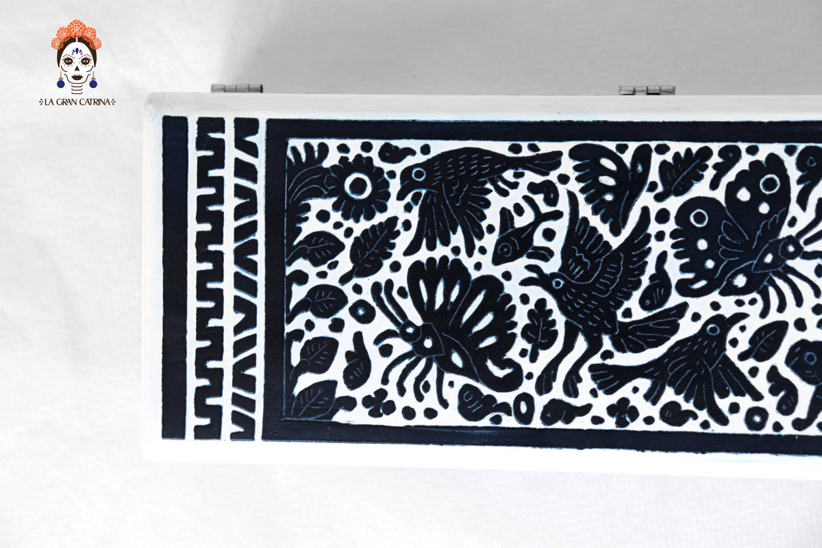 Caja Artesanal de Olinalá Blanca con Diseño Floral Tradicional - 33 cm. 12.9 in. Olinala