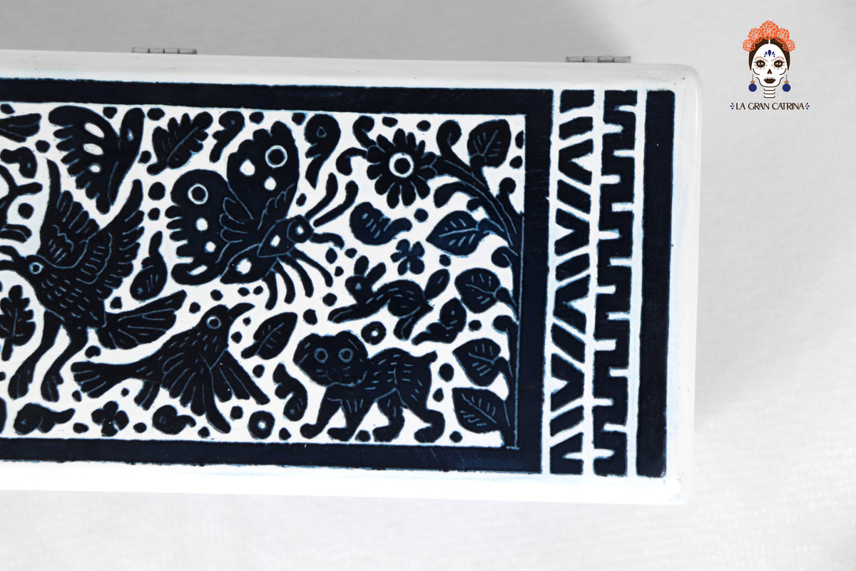 Caja Artesanal de Olinalá Blanca con Diseño Floral Tradicional - 33 cm. 12.9 in. Olinala