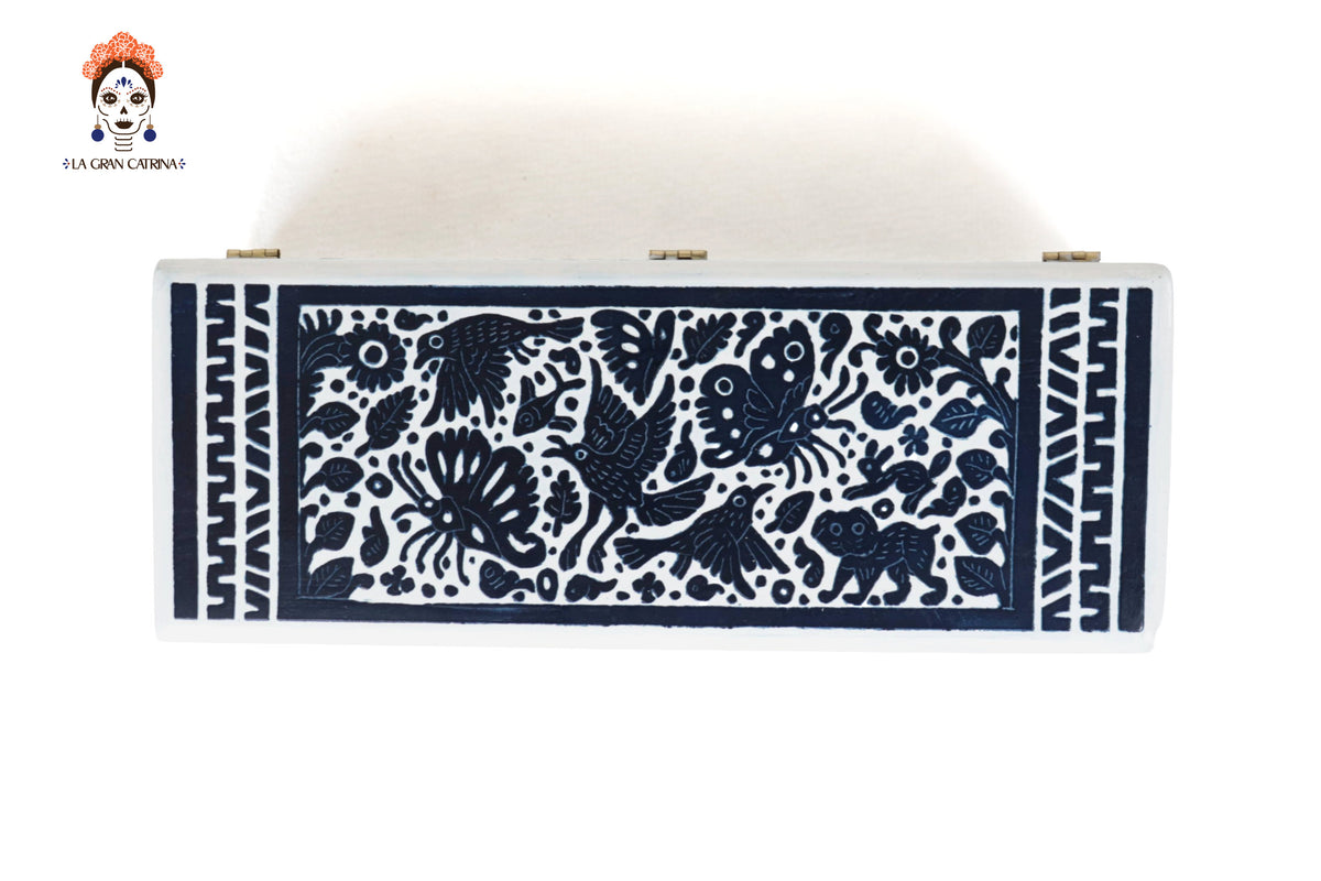 Caja Artesanal de Olinalá Blanca con Diseño Floral Tradicional - 33 cm. 12.9 in. Olinala