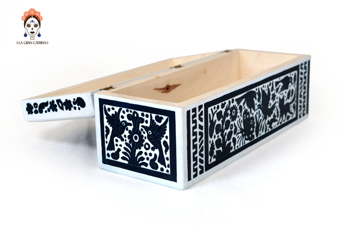 Caja Artesanal de Olinalá Blanca con Diseño Floral Tradicional - 33 cm. 12.9 in. Olinala