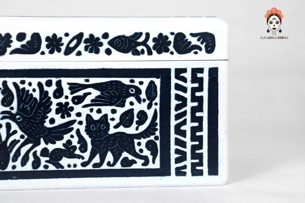 Caja Artesanal de Olinalá Blanca con Diseño Floral Tradicional - 33 cm. 12.9 in. Olinala