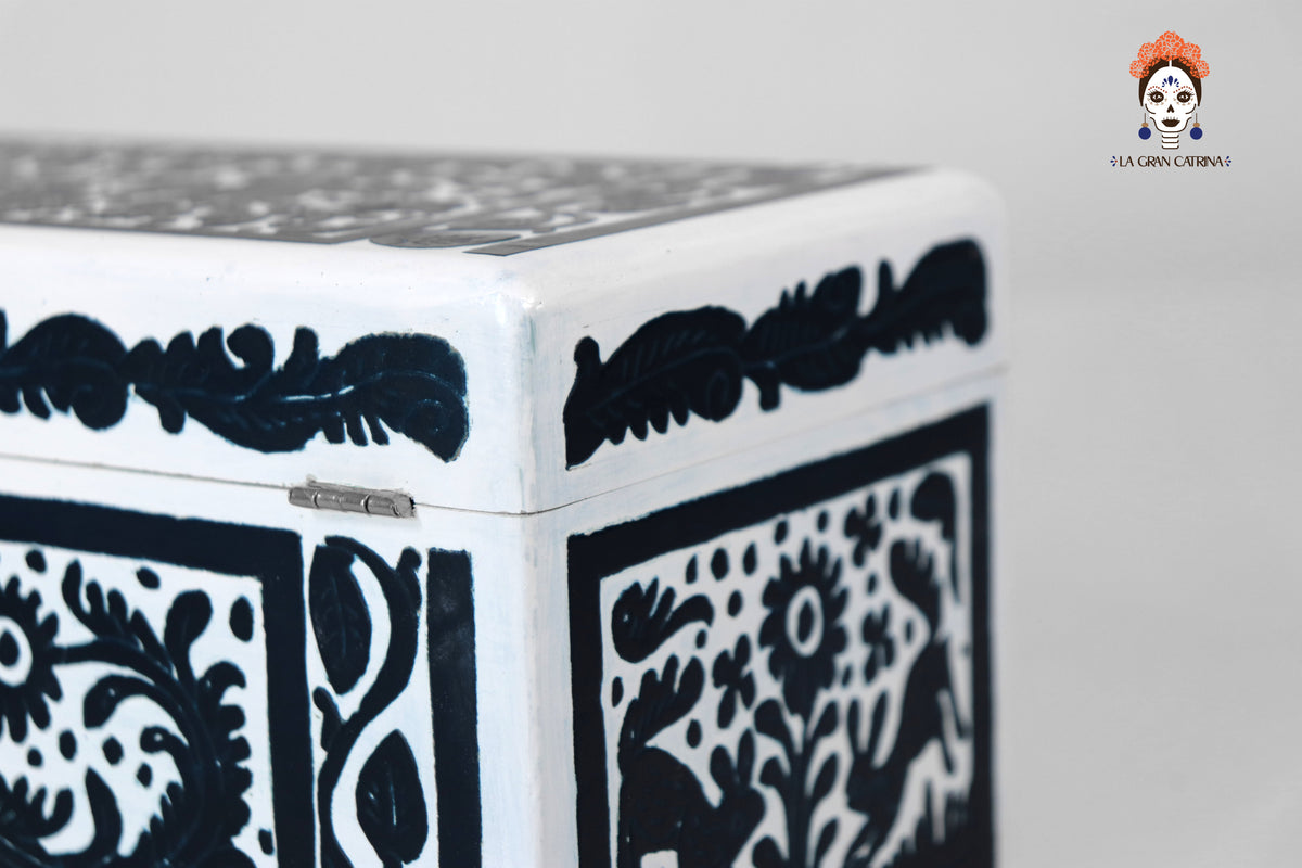 Caja Artesanal de Olinalá Blanca con Fauna y Flora Tradicional - 33 cm. 12.9 in. Olinala