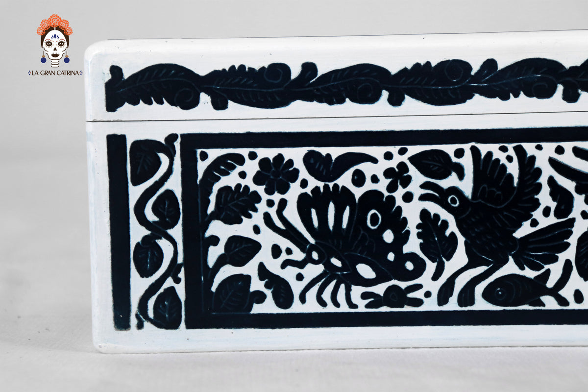Caja Artesanal de Olinalá Blanca con Fauna y Flora Tradicional - 33 cm. 12.9 in. Olinala