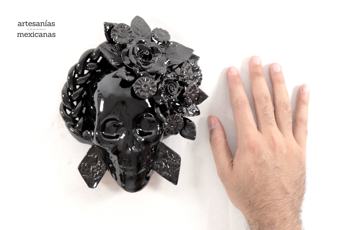 Calavera negra mediana de pared - Barro vidriado - 19.5 cm. 7.6 in.