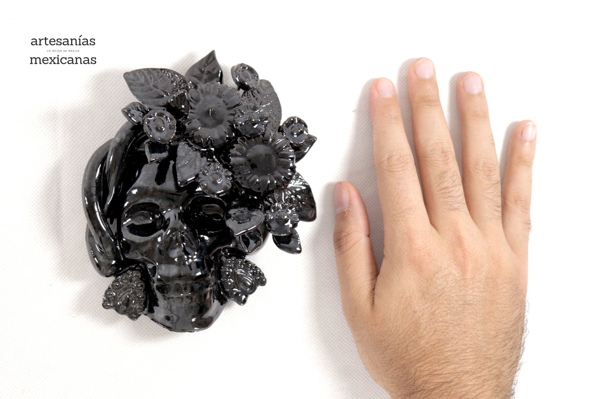 Calavera negra chica de pared Il - Barro vidriado - 14.5 cm. 5.7 in.