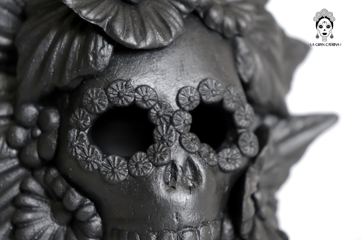 Set 3 Calaveras Negras con Flores de Barro 14 Cm 5.7 In. Candelabros