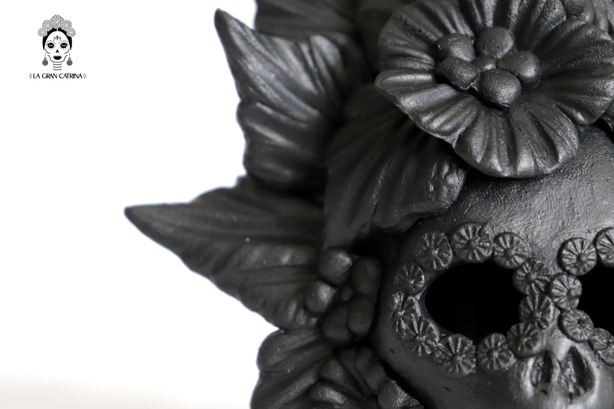 Set 3 Calaveras Negras con Flores de Barro 14 Cm 5.7 In. Candelabros