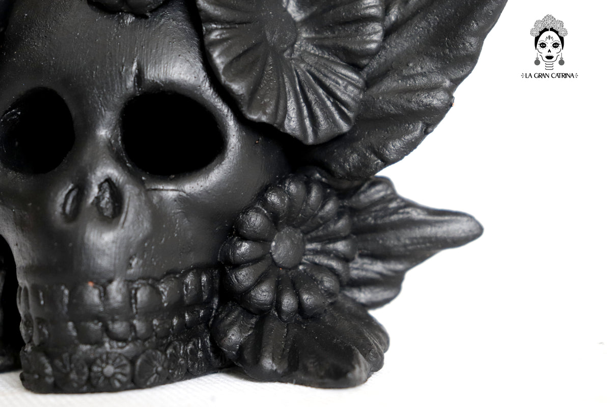 Set 3 Calaveras Negras con Flores de Barro 14 Cm 5.7 In. Candelabros