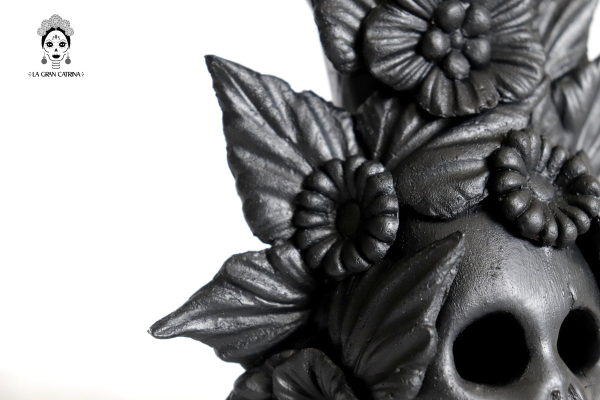 Set 3 Calaveras Negras con Flores de Barro 14 Cm 5.7 In. Candelabros