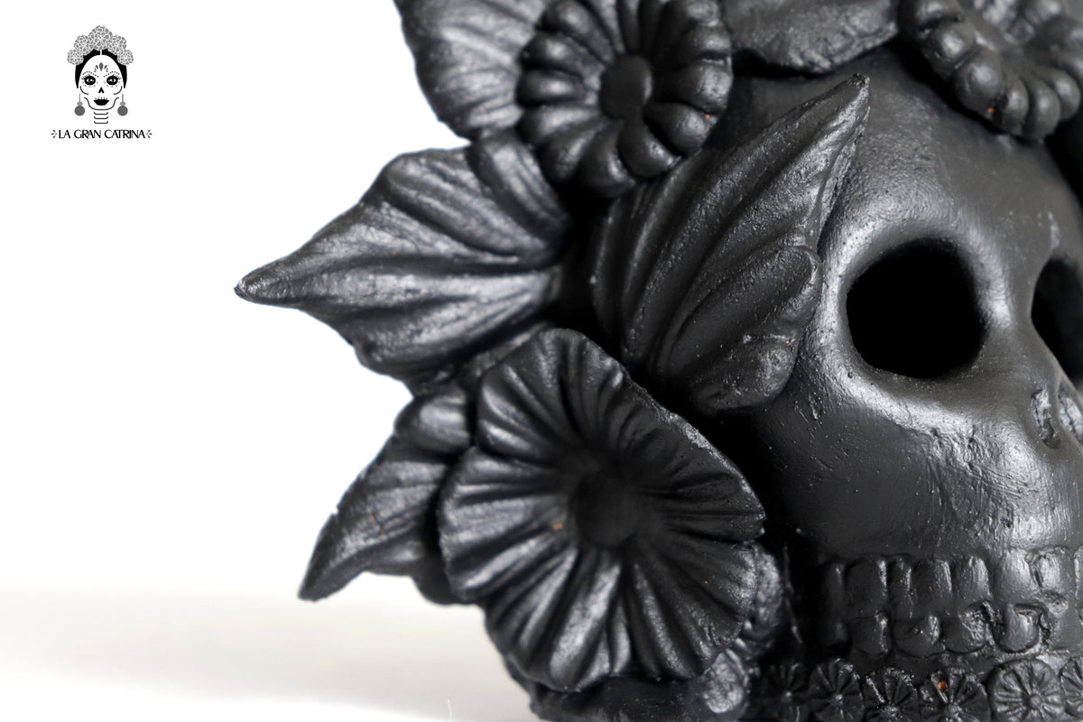 Set 3 Calaveras Negras con Flores de Barro 14 Cm 5.7 In. Candelabros