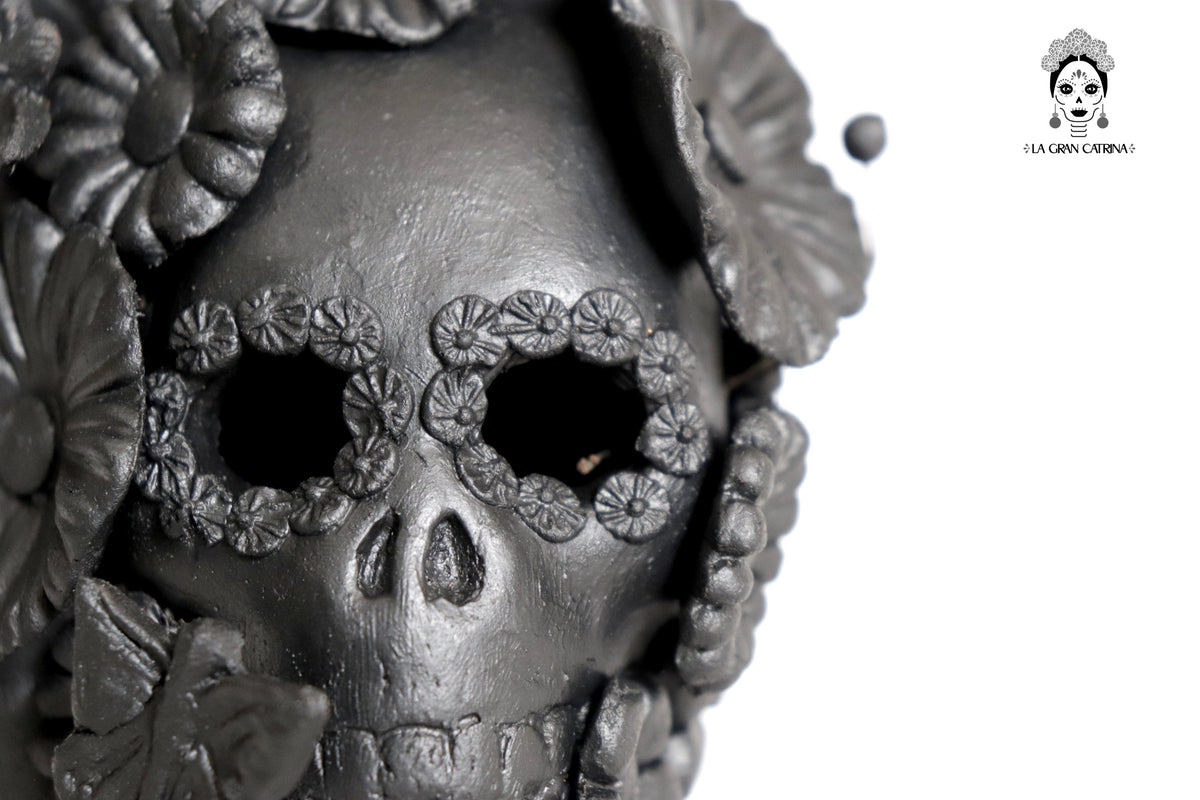 Set 3 Calaveras Negras con Flores de Barro 14 Cm 5.7 In. Candelabros
