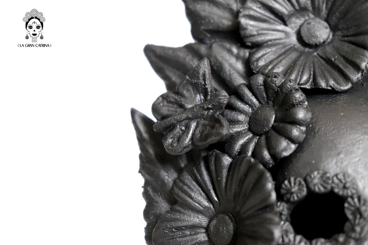 Set 3 Calaveras Negras con Flores de Barro 14 Cm 5.7 In. Candelabros