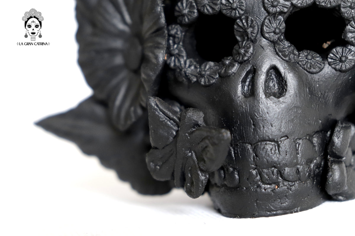 Set 3 Calaveras Negras con Flores de Barro 14 Cm 5.7 In. Candelabros
