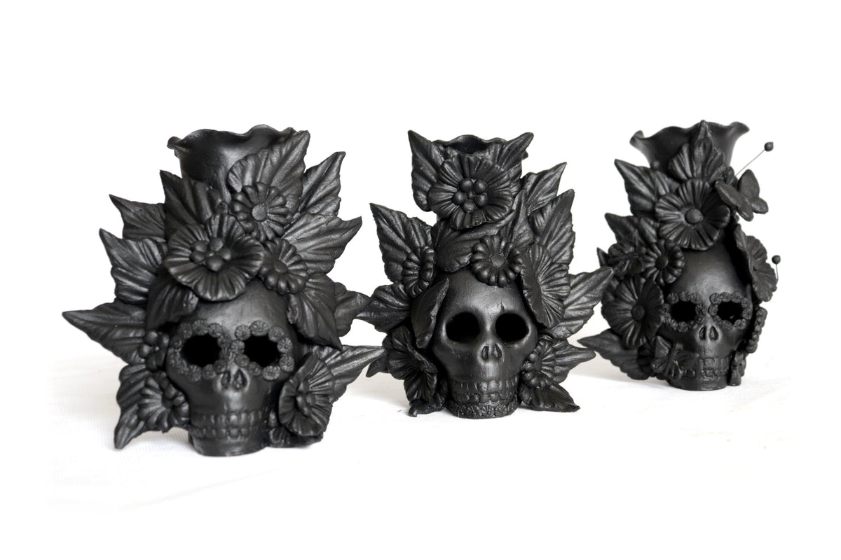 Set 3 Calaveras Negras con Flores de Barro 14 Cm 5.7 In. Candelabros