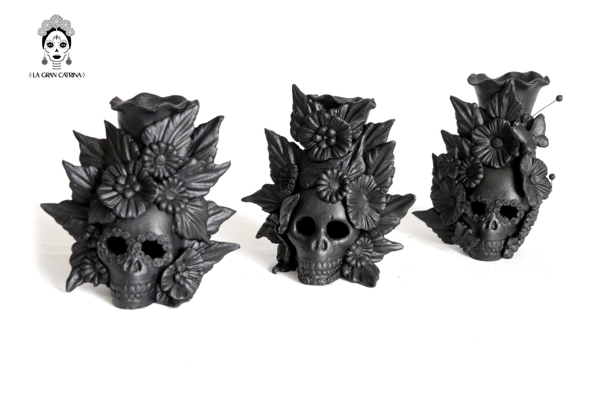 Set 3 Calaveras Negras con Flores de Barro 14 Cm 5.7 In. Candelabros