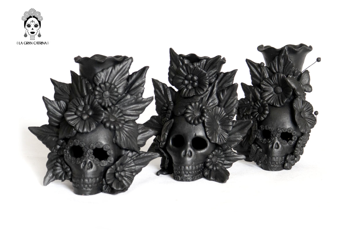 Set 3 Calaveras Negras con Flores de Barro 14 Cm 5.7 In. Candelabros