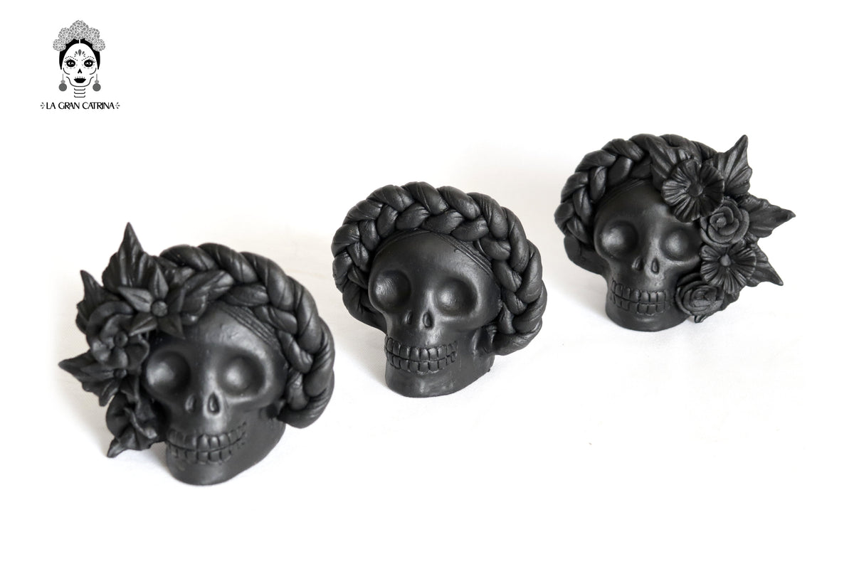 Set 3 Calaveras Negras con Trenza de Barro 13 Cm. 6.3 In. Maceta
