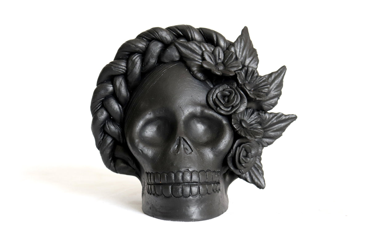 Set 3 Calaveras Negras con Trenza de Barro 18 Cm. 7 In. Maceta