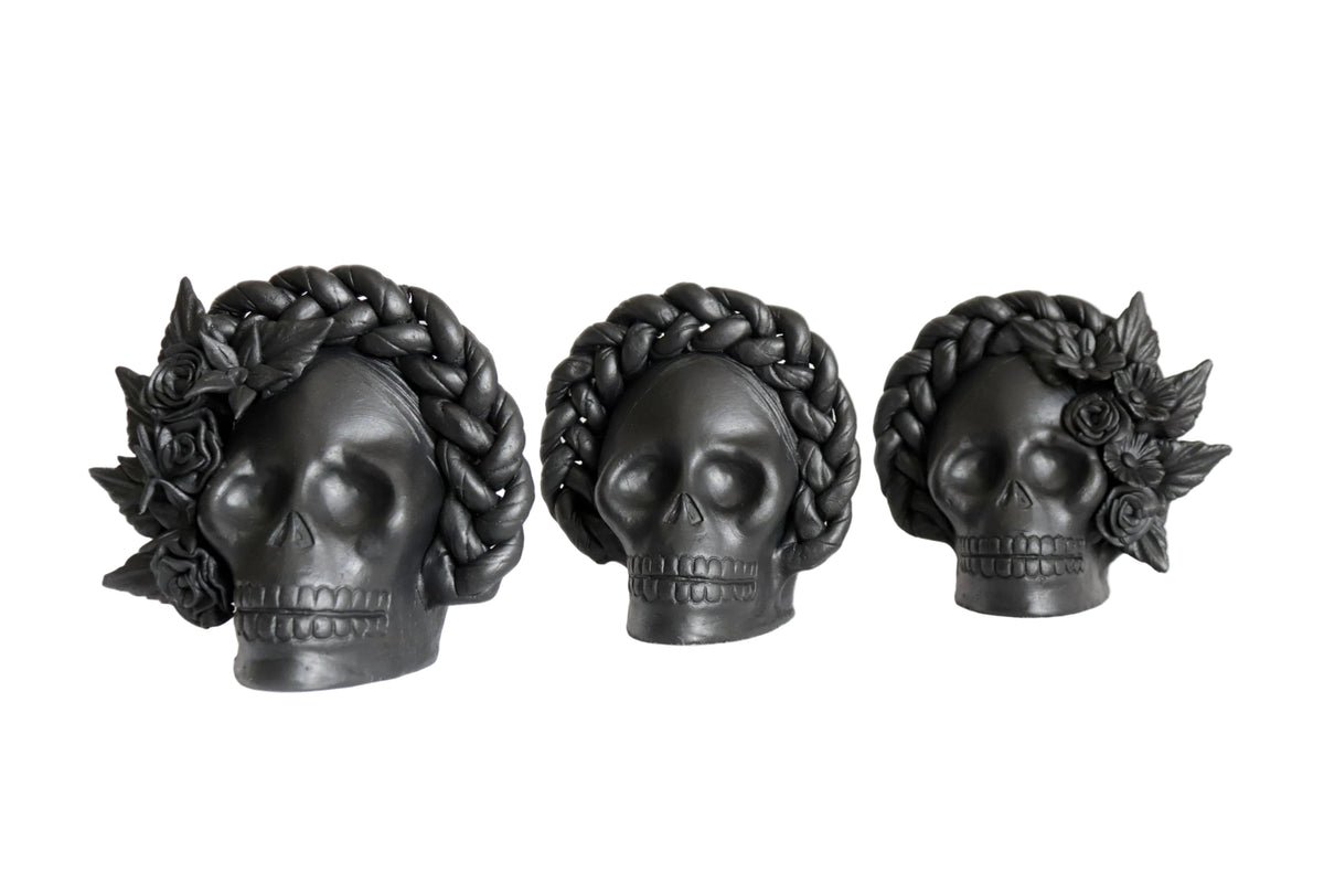 Set 3 Calaveras Negras con Trenza de Barro 18 Cm. 7 In. Maceta