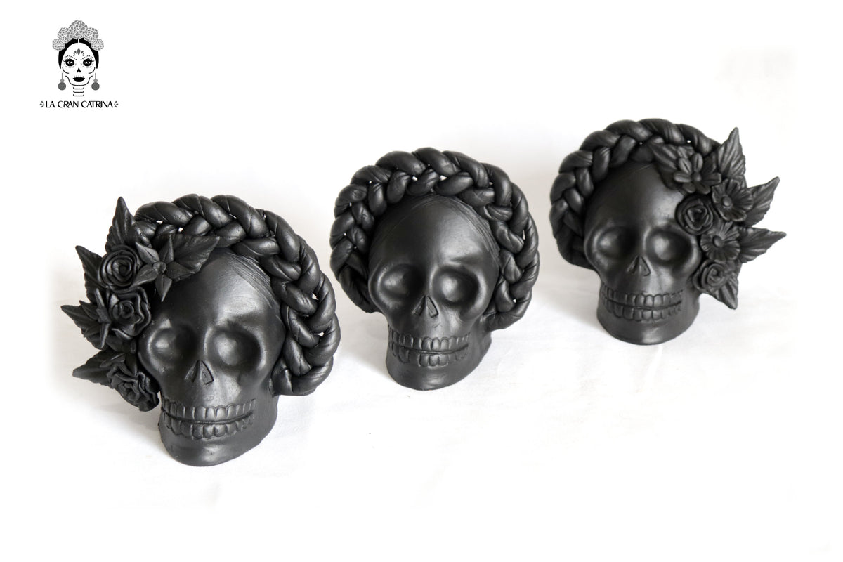 Set 3 Calaveras Negras con Trenza de Barro 18 Cm. 7 In. Maceta