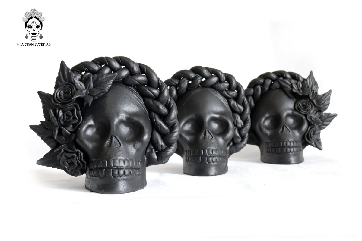 Set 3 Calaveras Negras con Trenza de Barro 18 Cm. 7 In. Maceta