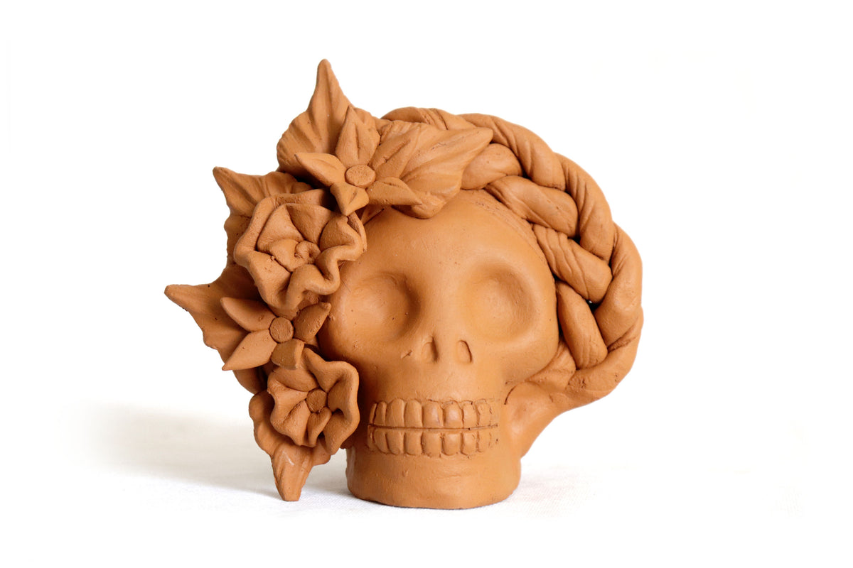 Maceta de calaveras pequeña naranja de chongo con flores Maceta